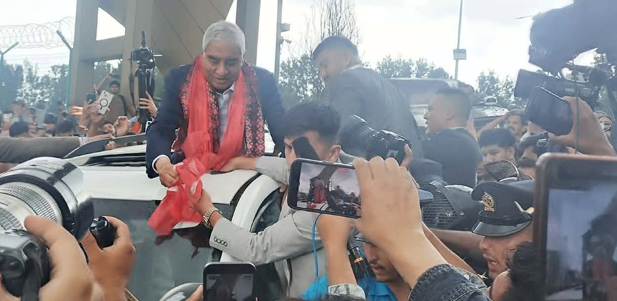 गाडीबाट हात हल्लाउँदै कता हुइँकिए देउवा ?